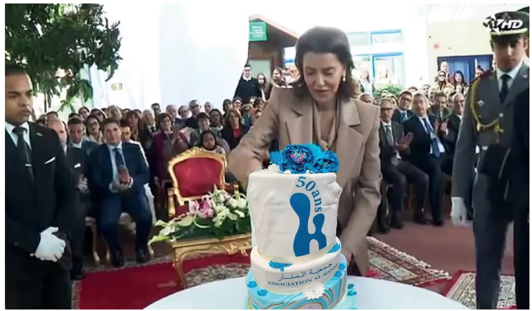 Célébration des 50 ans de l’Association Al Manar autour d’un gâteau anniversaire.