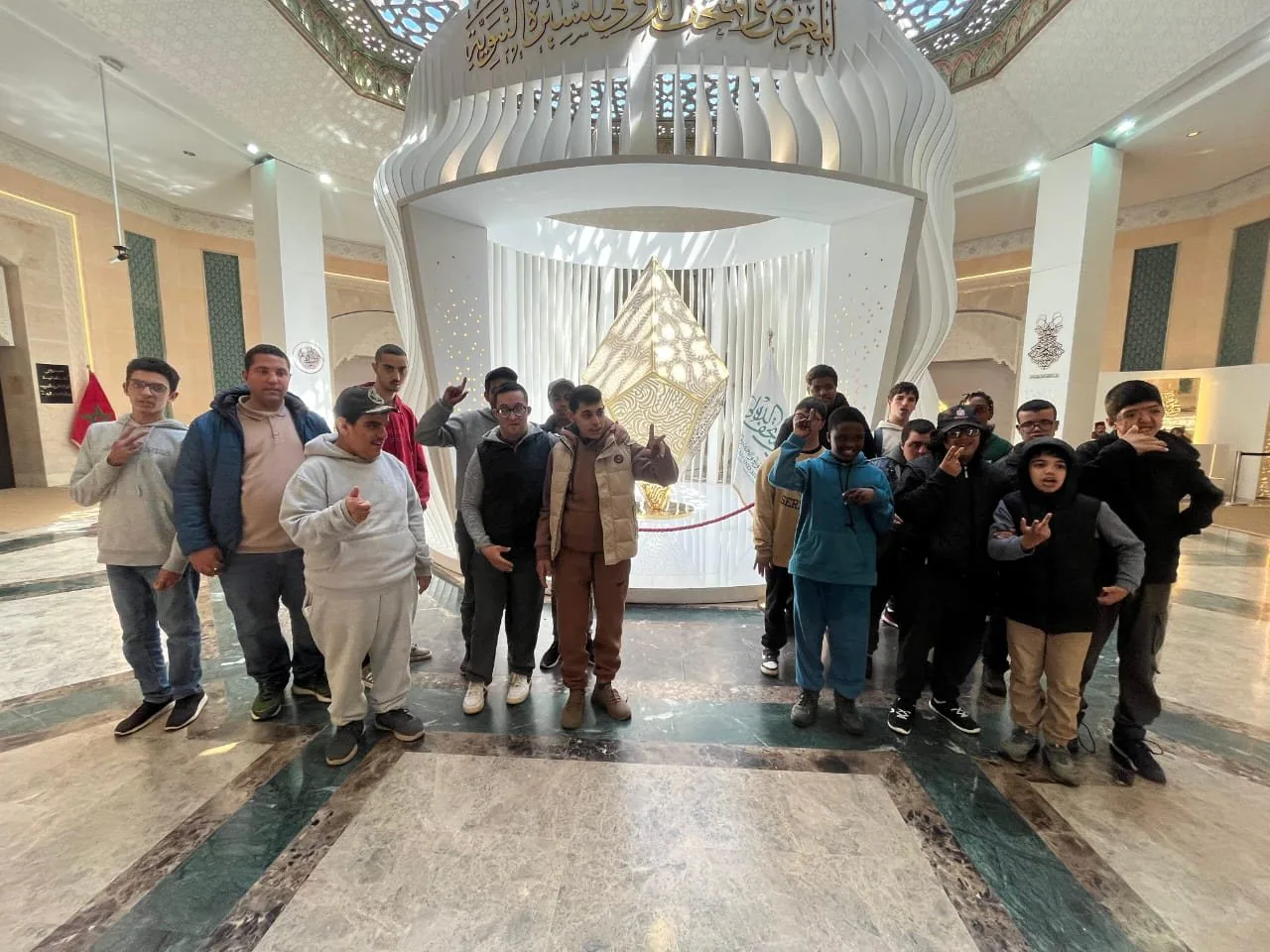 Groupe de participants dans le hall d’un bâtiment