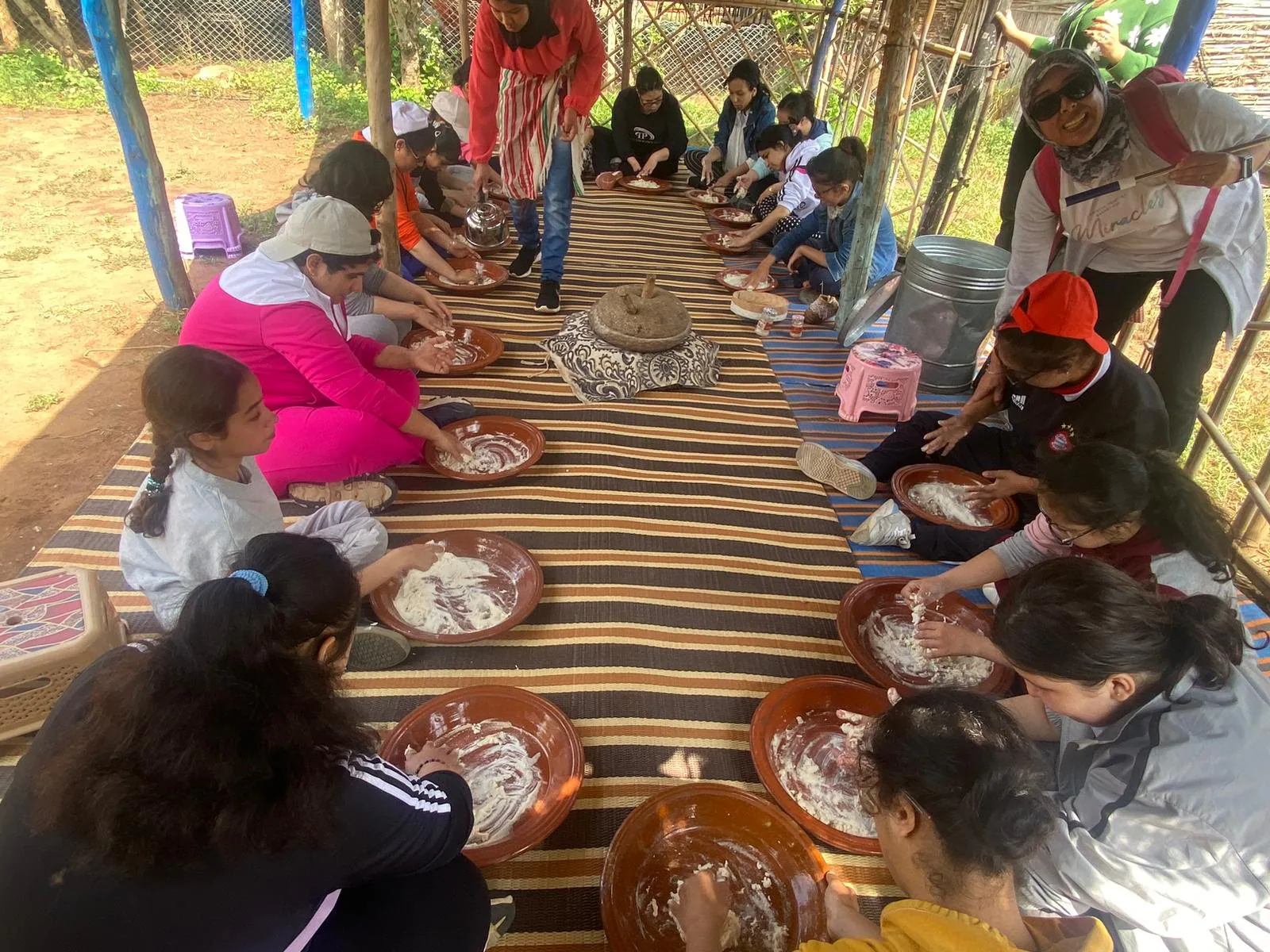 Enfants et accompagnants autour d’un atelier en plein air