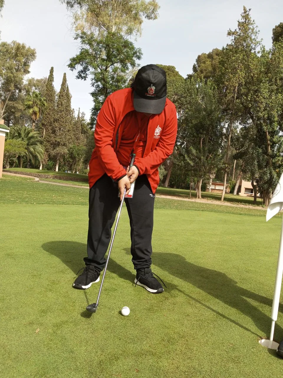Participant jouant au golf sur un parcours